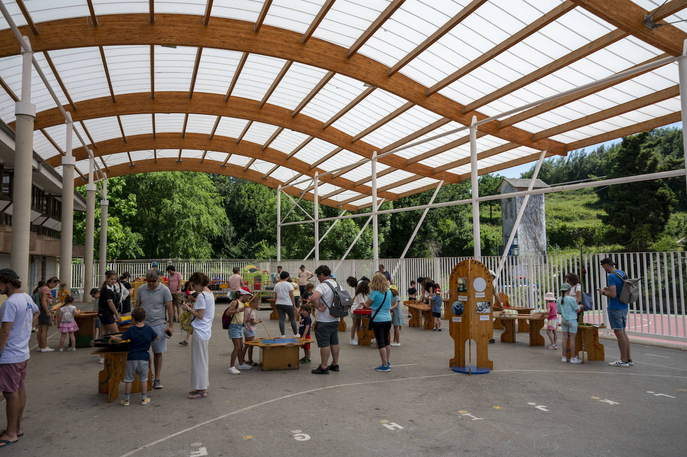 En el patio cubierto del colegio Santa Juliana, los pequeños pudieron experimentar con juguetes de madera y pruebas de ingenio