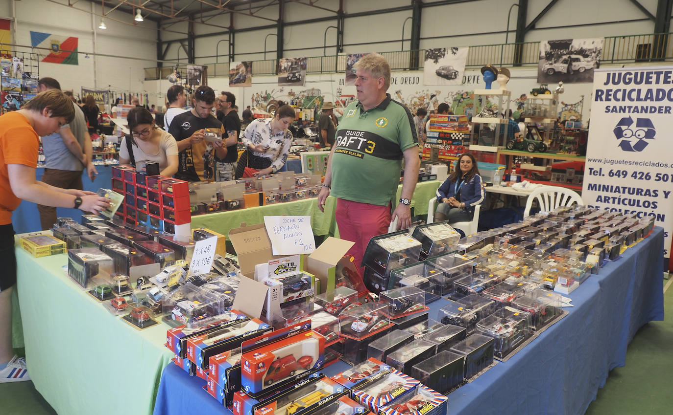 En los estands colocados en el interior se puede encontrar todo tipo de artículo vinculado al mundo del motor.