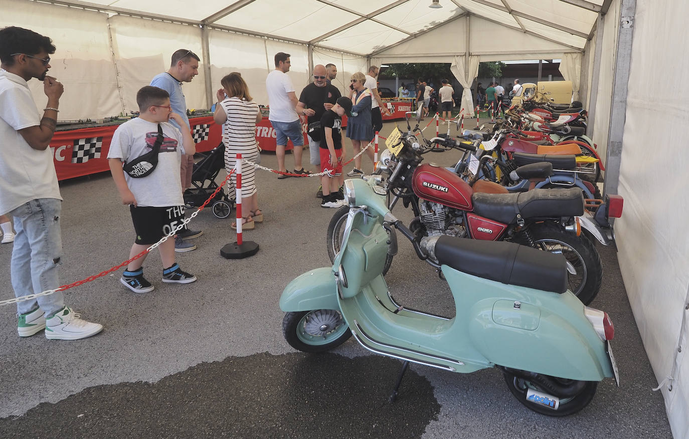 Una de las carpas con motocicletas clásicas.