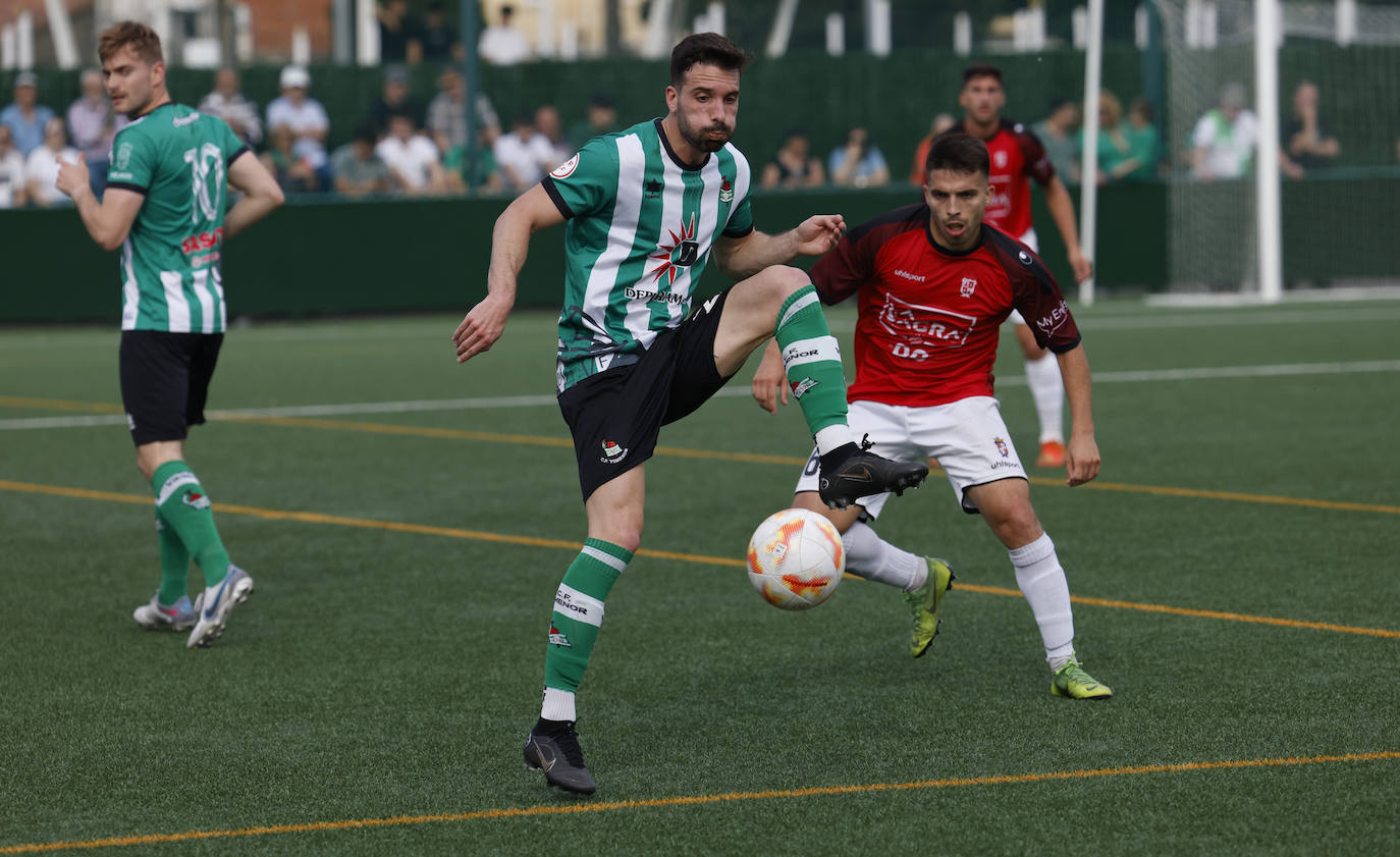 Fresno controla el balón en un lance del encuentro.