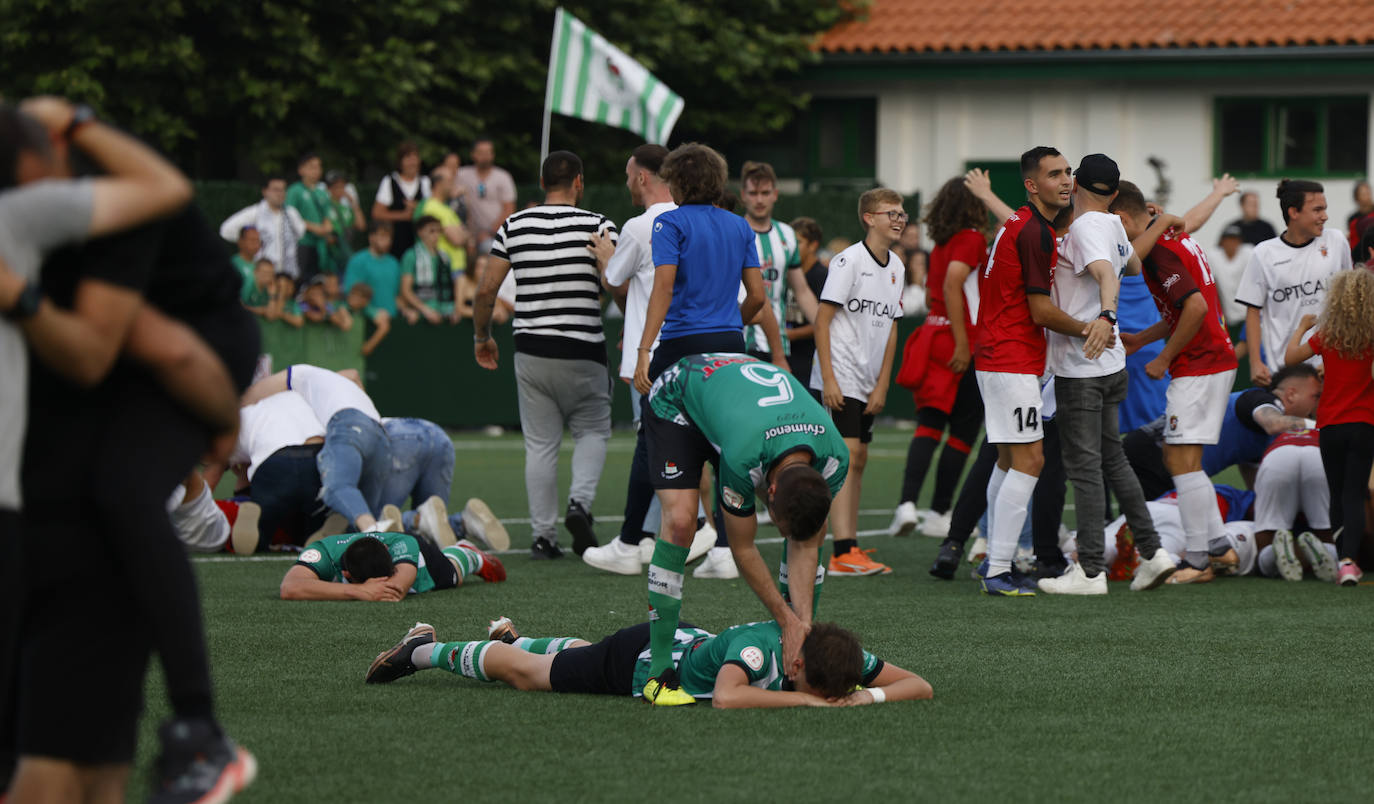 Los jugadores del Vimenor, hundidos, mientras los visitantes celebraban el ascenso sobre el césped. 