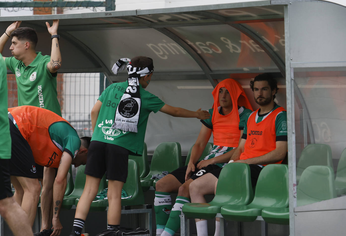 Los jugadores del banquillo del Vimenor, tristes. 