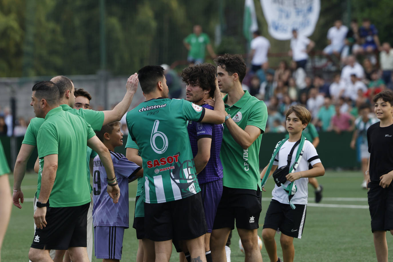 Jugadores y aficionados consuelan al meta Iván. 