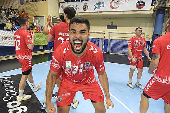 Perbela celebra, tras el partido, la permanencia del Blendio Sinfín en Asobal