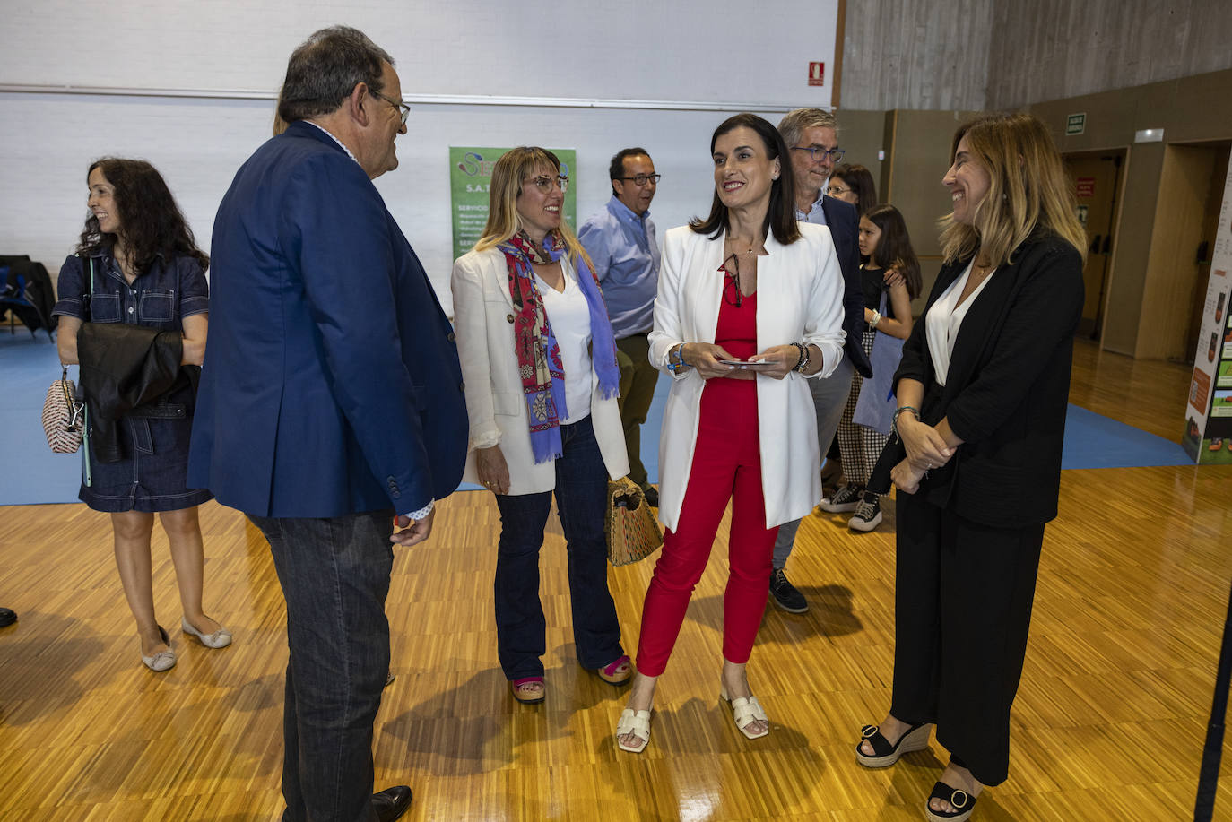 La consejera Eugenia Gómez de Diego y la alcaldesa Gema Igual, en el centro, charlan durante el recorrido inaugural con Agustín Martínez, de Asociación Afilia. 