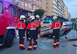 Los servicios de emergencia, frente al vehículo en el lugar del suceso.