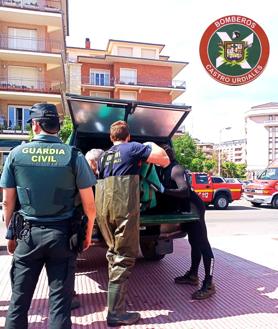 Imagen secundaria 2 - Los bomberos rescatan a un delfín varado en Castro Urdiales