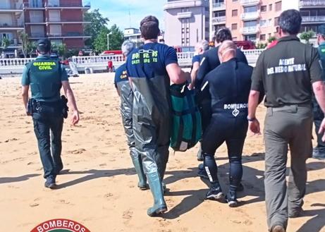 Imagen secundaria 1 - Los bomberos rescatan a un delfín varado en Castro Urdiales