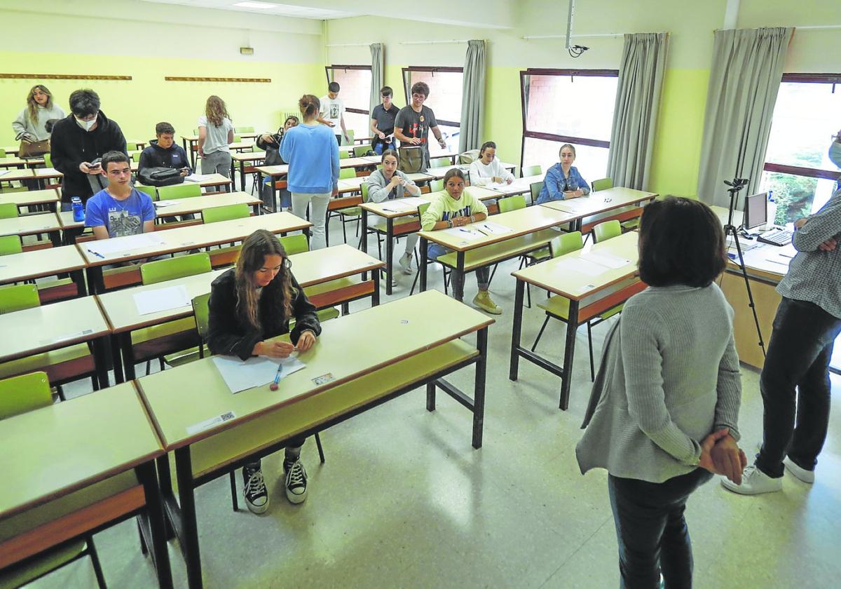 Alumnado de Bachillerato se examina de las pruebas de la EBAU en una imagen del pasado año.