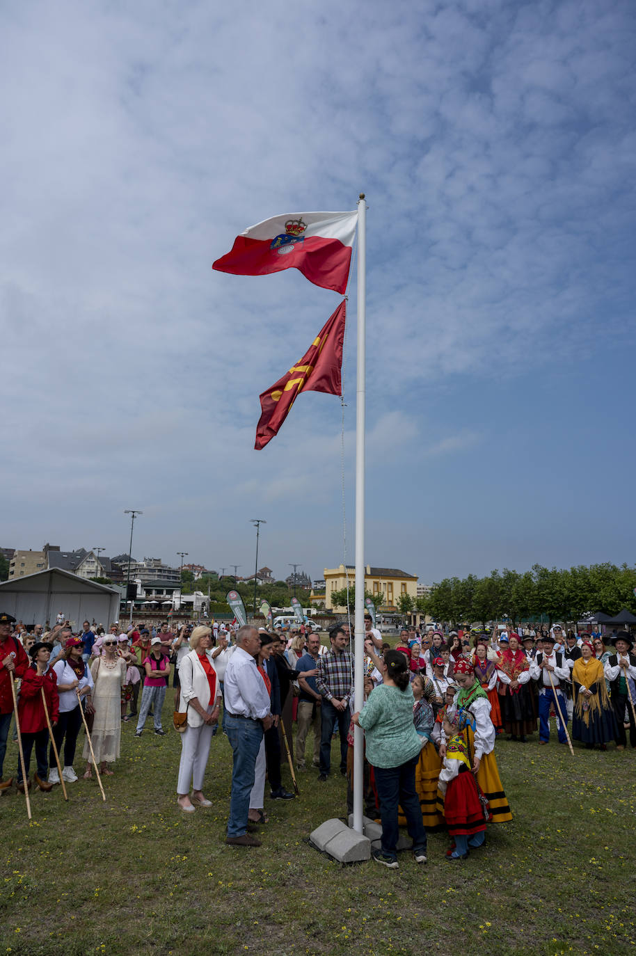 La bandera de Cantabria y del Lábaro, ya izadas.