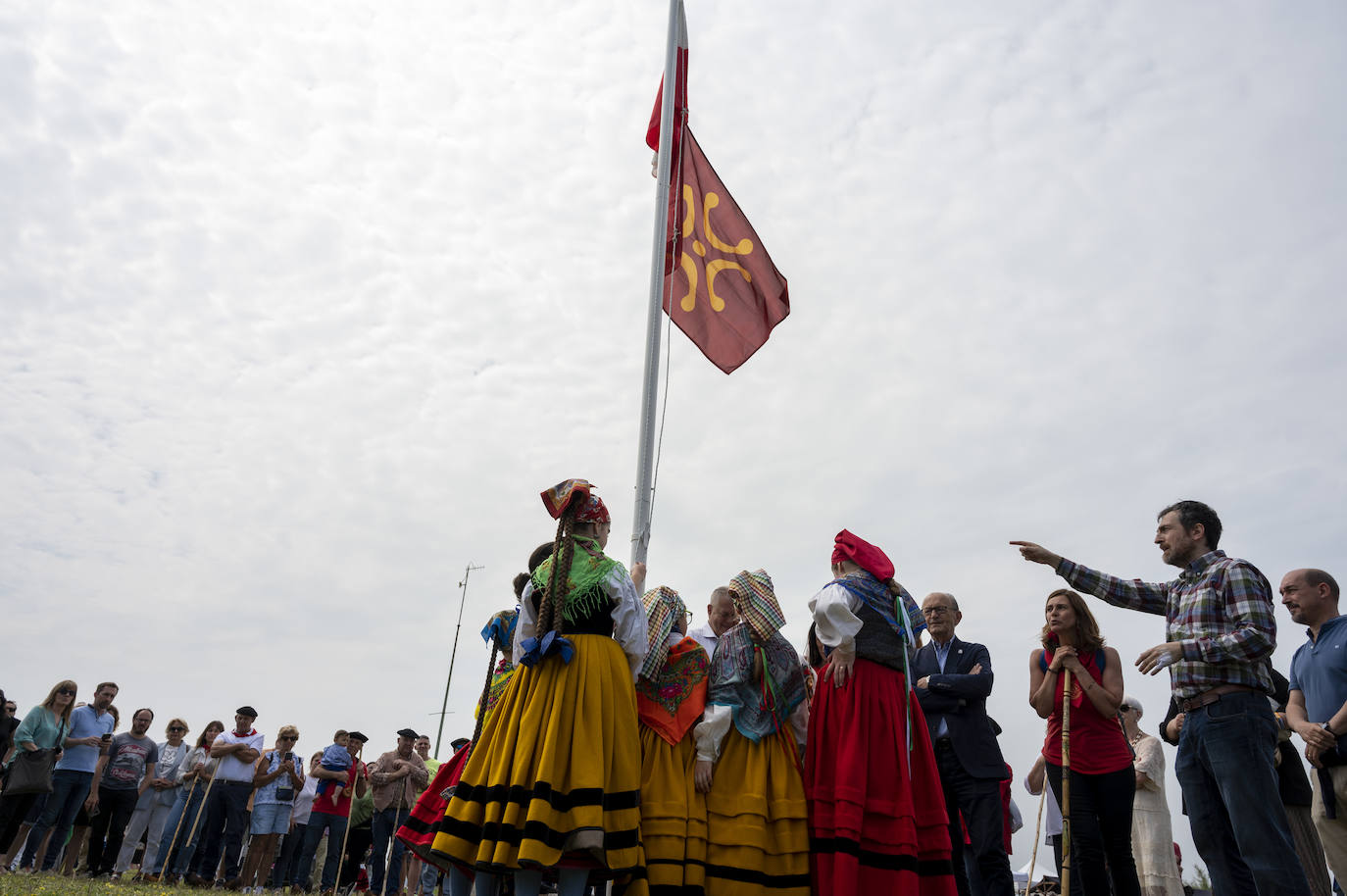 Un grupo de asistentes junto a la bandera del Lábaro.