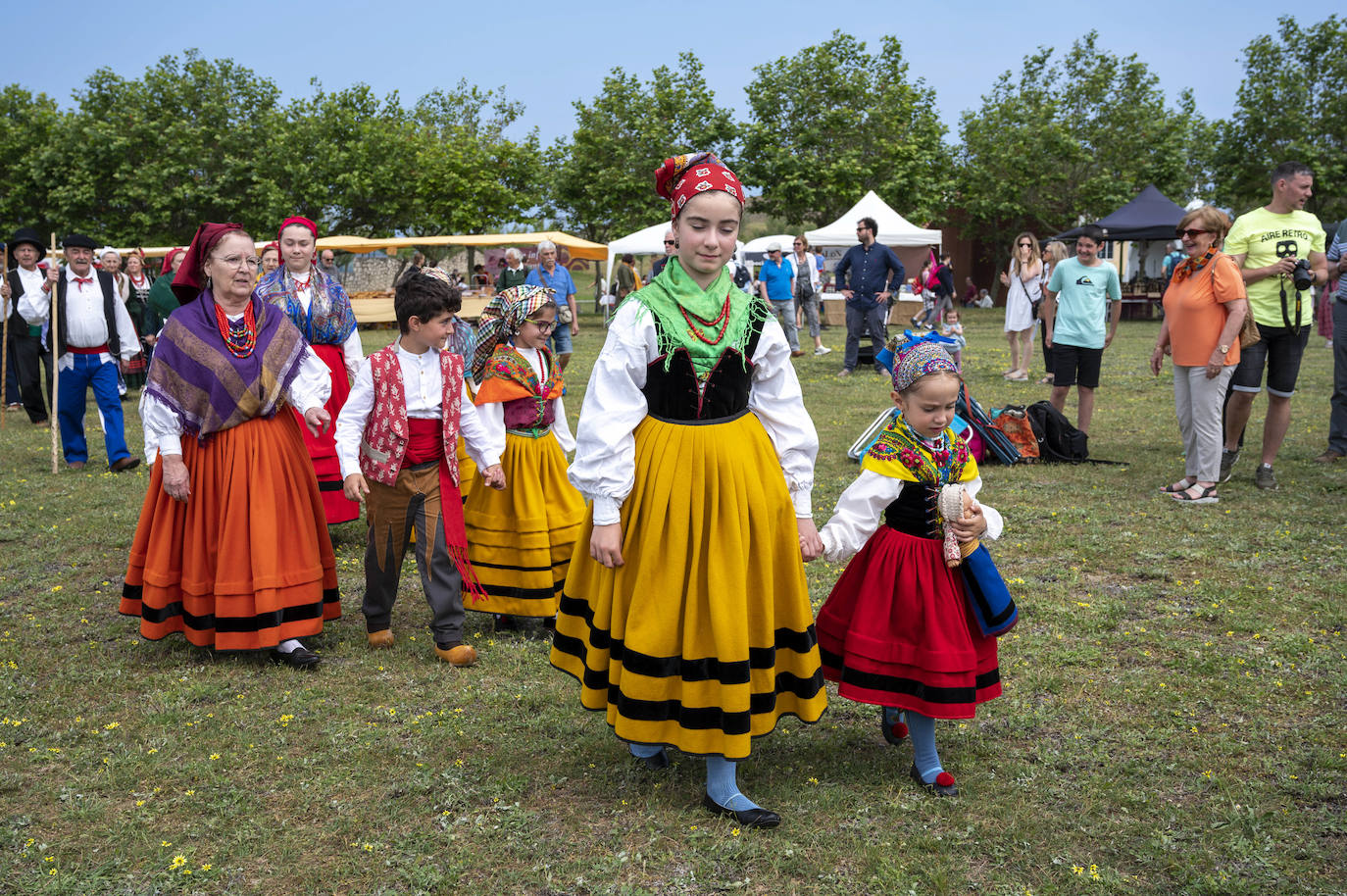 Un grupo de niños y jóvenes, vestidos de montañeses.