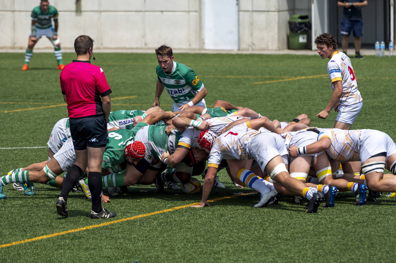 Las melés de Mazabi y Pozuelo chocan durante el encuentro.