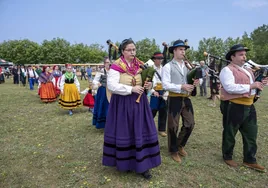 Un grupo de gaiteros, con los trajes tradicionales