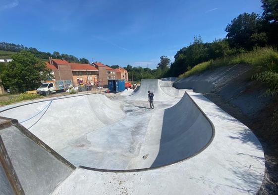 Un operario trabaja en la pista de skate que se está construyendo en Villaescusa.