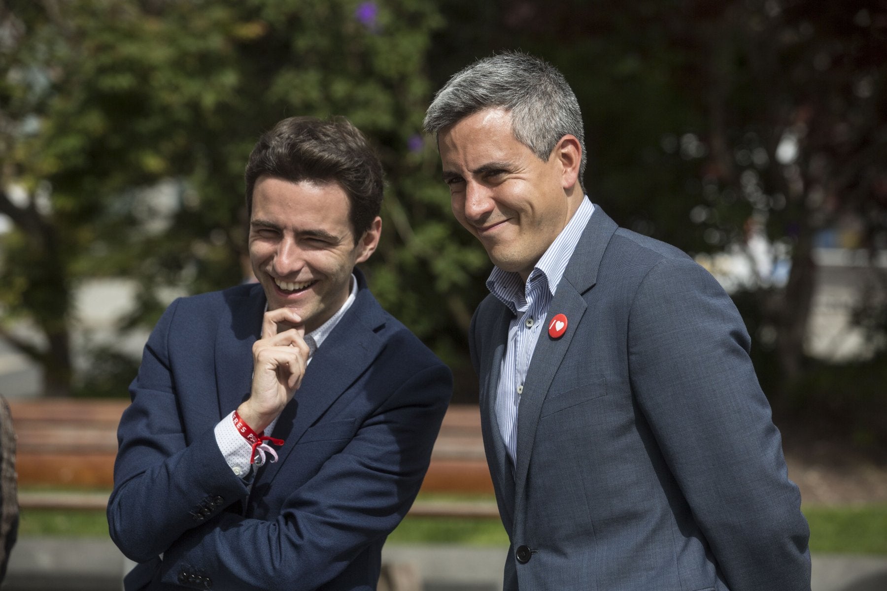 Pedro Casares y Pablo Zuloaga, sonrientes, durante un acto de la campaña del PSOE en las elecciones de mayo de 2019.