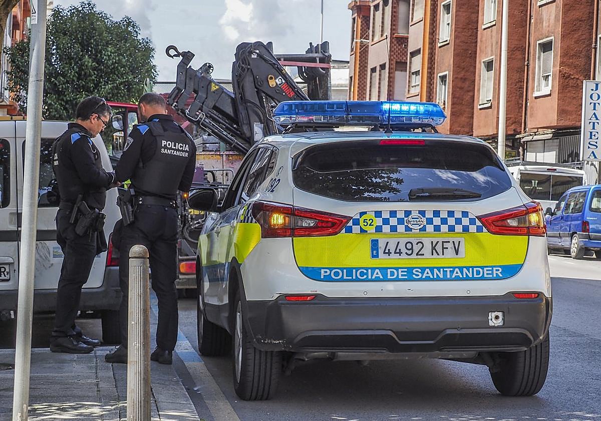 Agentes de la Policía Local de Santander, en un control rutinario.