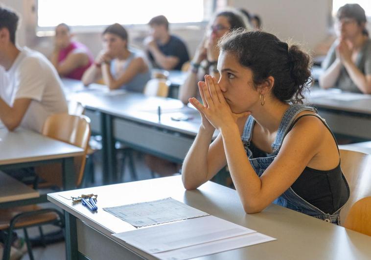 Una alumna escucha las explicaciones de los profesores justo antes del examen de Historia de España, en la facultad de Ciencias Económicas y Empresariales y Derecho.