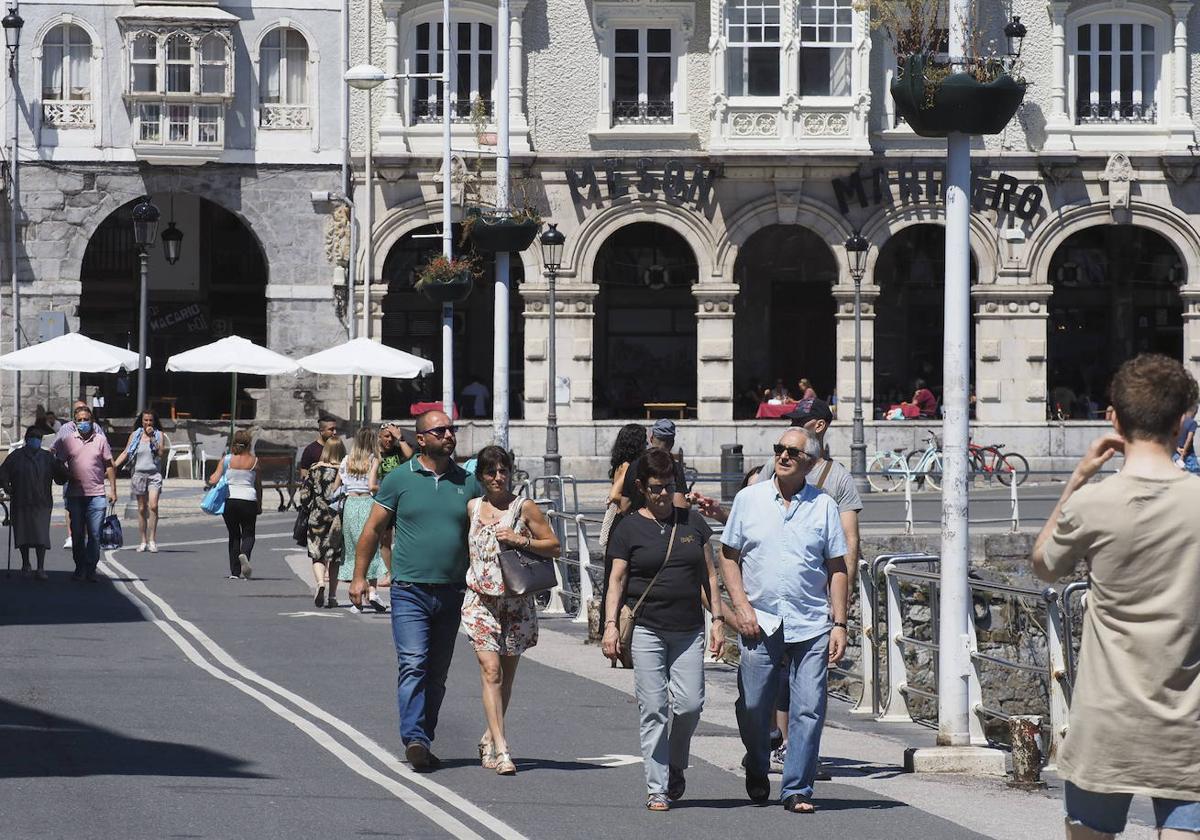 Imagen de archivo de turistas y vecinos paseando por Castro Urdiales.