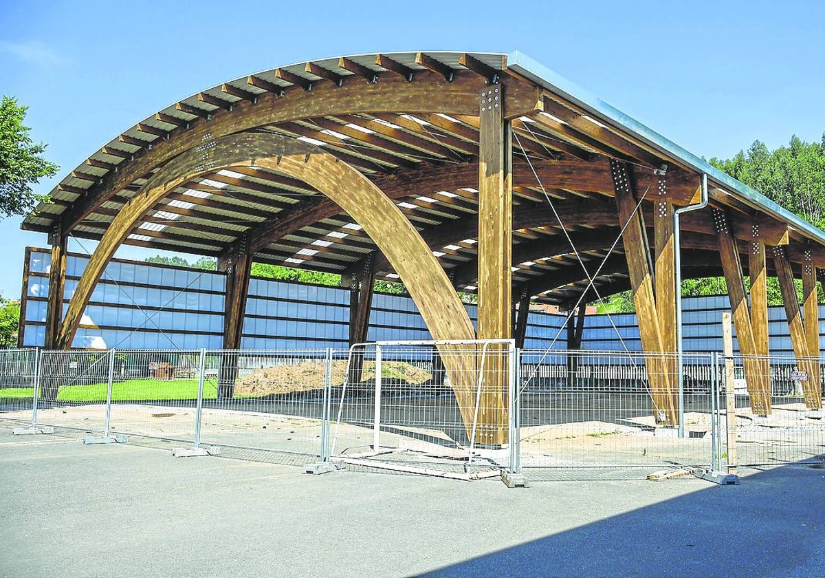 La cubierta de la pista deportiva, a mediados de mayo, en Ganzo (Torrelavega).