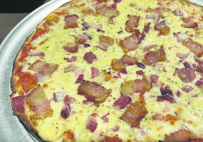 Pizza de masa fina carbonara.