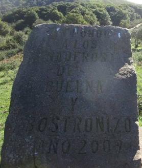 Imagen secundaria 2 - Arriba, el Jiso de la Garmía, con el Valle de Buelna al fondo. Abajo, una de las tres cascadas del Arroyo de la Canal (mal llamado de las Tejeras); y el monumento a los ganaderos de Buelna y Bostronizo.