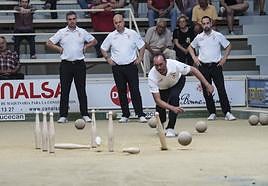 Pedro Gutiérrez, al birle para Camargo, con Alberto Díaz, Jesús Salmón y Gabi Cagigas al fondo.