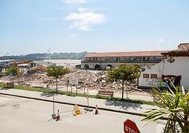 Trabajos de demolición de los viejos almacenillos del puerto de San Vicente.
