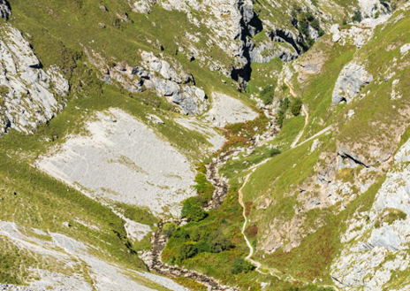 Imagen secundaria 1 - A la izquierda, vista aérea del camino que lleva hasta Bulnes. A la derecha, el funicular.