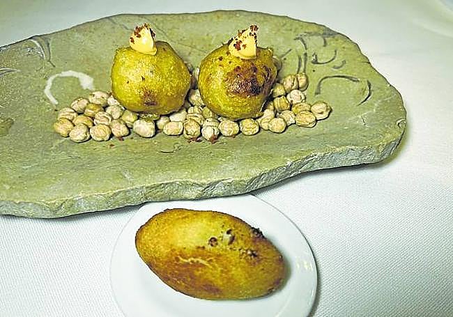 Dos imprescindibles: la croqueta de jamón y el buñuelo.