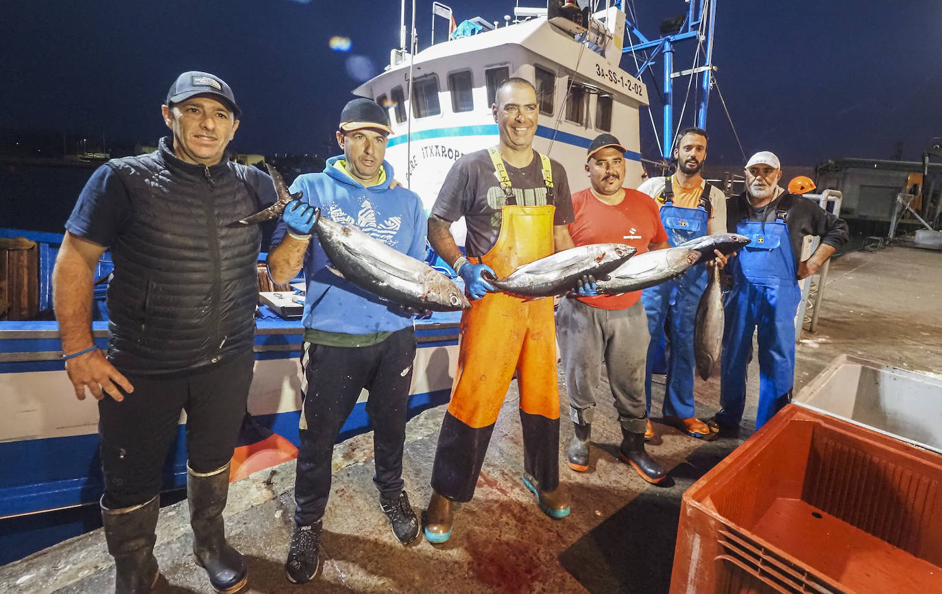 La tripulación está conformada por seis marineros de Comillas, con Luis Lamadrid, como patrón y uno de los armadores.