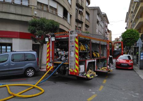 Imagen secundaria 1 - Nueve personas trasladadas al hospital de Laredo por el incendio de una vivienda en Castro Urdiales