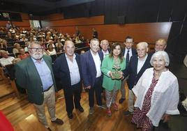 Eloísa Velarde muestra el galardón, acompañada por miembros del Grupo Quercus.