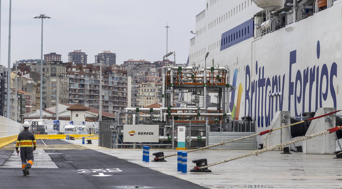 La nueva terminal de gas natural licuado, inaugurada ayer en el Muelle de Maliaño, que abastece de combustible a los nuevos ferris.