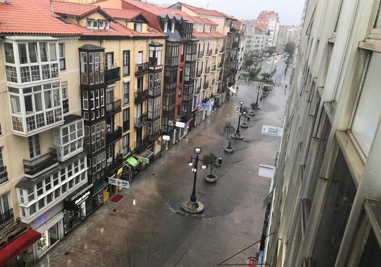 La calle Burgos quedó desierta con grandes corrientes de agua