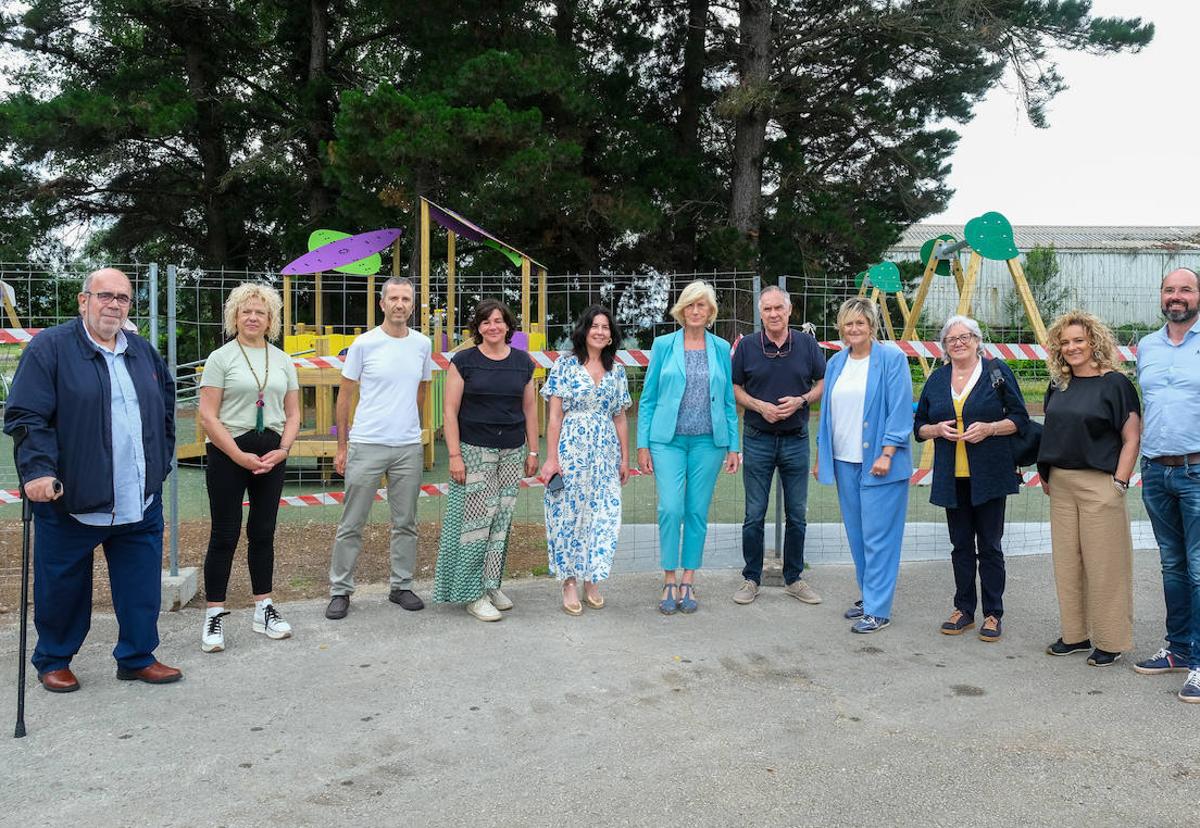 La consejera de Educación en funciones, Marina Lombó, y la alcaldesa de Camargo (también en funciones), Esther Bolado, han visitado las instalaciones. Junto a ellas, varios concejales de la Corporación, el director general de Centros Educativos en funciones, Jesús Oria; la directora del centro, Virginia Melero, y profesorado.