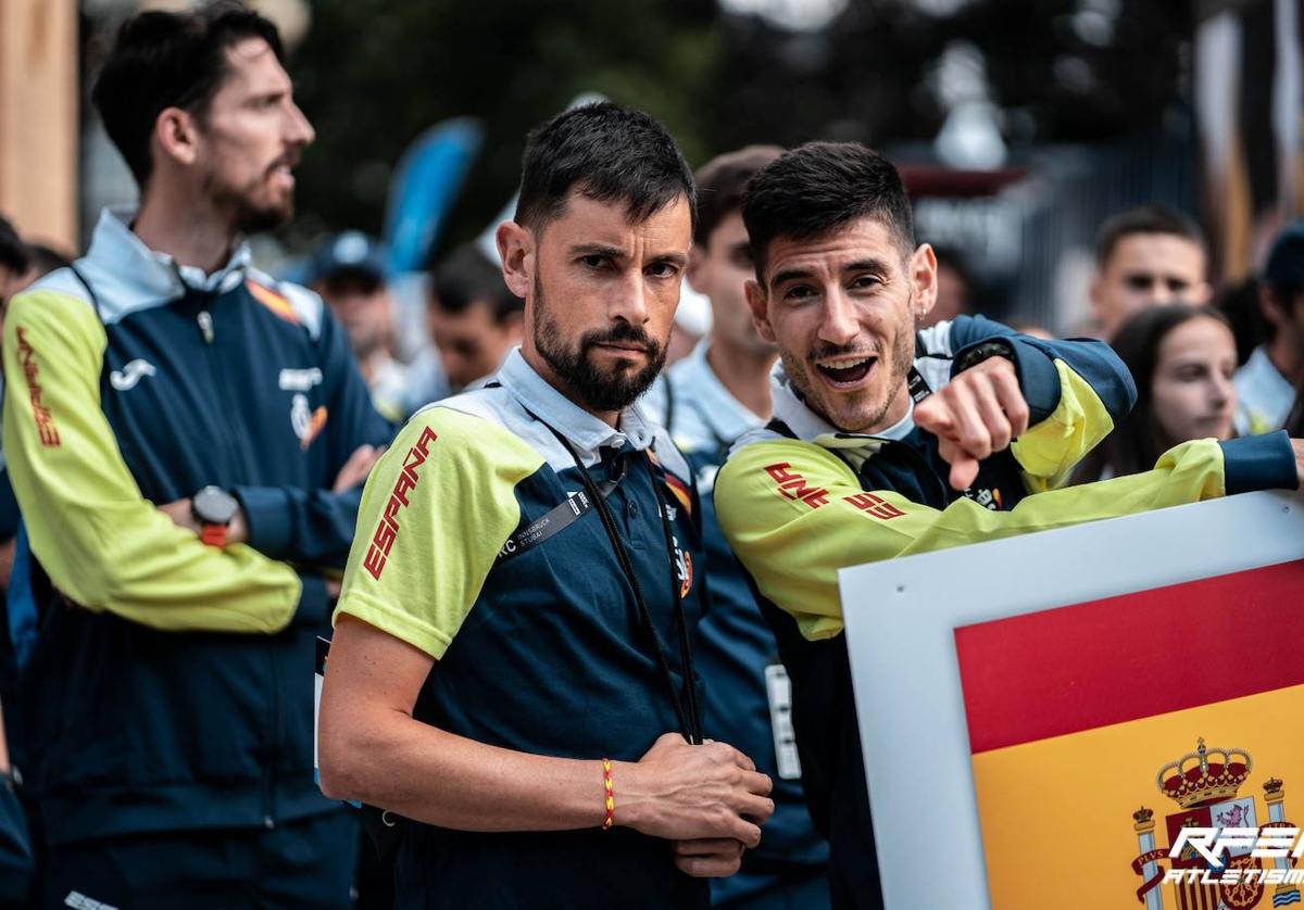 Borja Fernández, a la izquierda, junto a un compañero de selección, en la presentación del equipo español, este martes en Innsbruck.