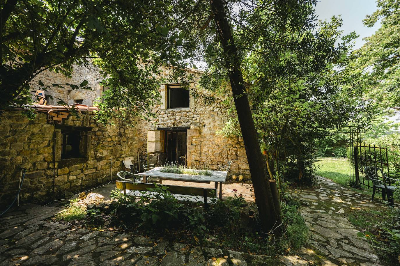 Un rincón del jardín, con una de las mesas donde se organizan comidas con amigos.