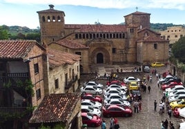 Los coches estuvieron expuestos junto a la majestuosa Colegiata de Santa Juliana.