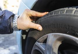 Uno de los coches afectados por los pinchazos, el pasado octubre, en Peñacastillo.