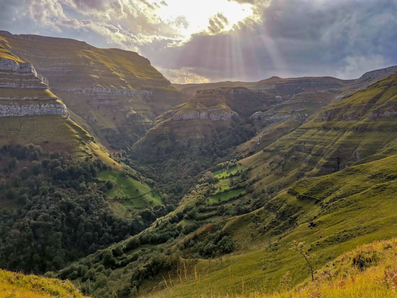 Vistas del valle de Val de Asón.