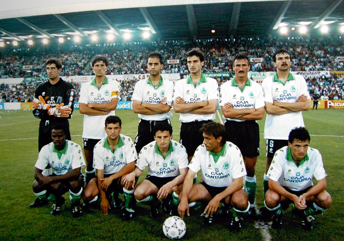 Once del equipo que logró el ascenso en 1993 en un partido de aquella exitosa temporada.