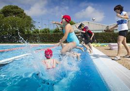 Un grupo de niños, en el Complejo de La Albericia, disfruta de los cursos de verano del IMD.