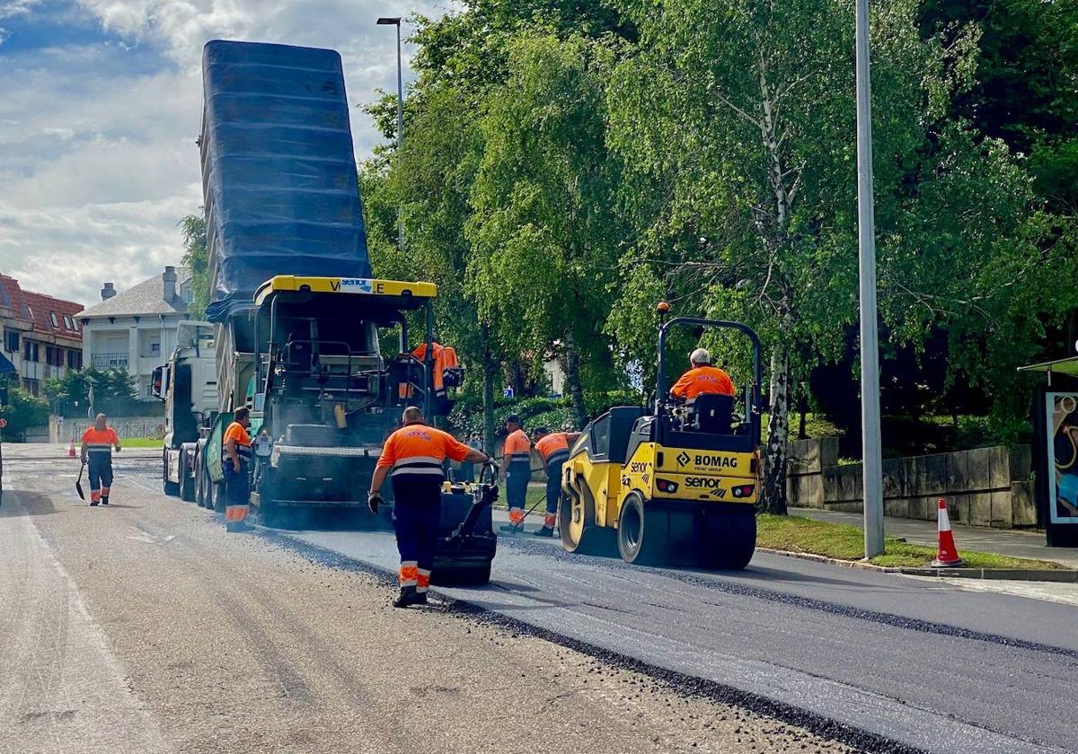 El Ayuntamiento inicia el asfaltado de la calle Díaz Caneja, incluido en el plan de pavimentación