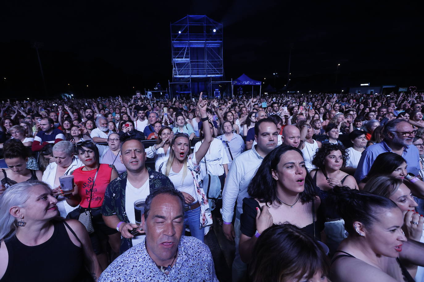 La experiencia de los asistentes al concierto de Torrelavega «llegará a un nuevo nivel, tanto dentro como fuera del evento». Así, los fans tendrán la posibilidad de 'llevarse a casa' a Manuel Carrasco en una innovadora acción de realidad aumentada, según la organización.