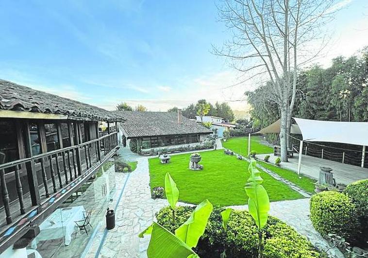 A la izquierda el hórreo, enfrente el edificio histórico y el jardín.