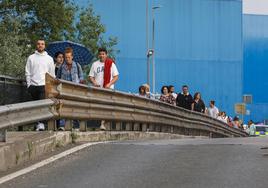 El público llega andando al recinto del concierto en el Óscar Freire.