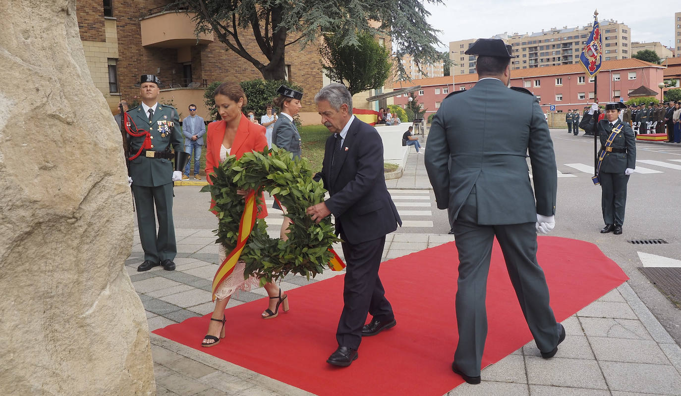 Se depositó una corona de flores en el monumento que recuerda a los agentes caídos en acto de servicio. 