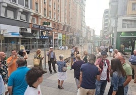 Vecinos y comerciantes protestan en la confluencia entre las calle Julián Ceballos y Consolación, este viernes, en Torrelavega.