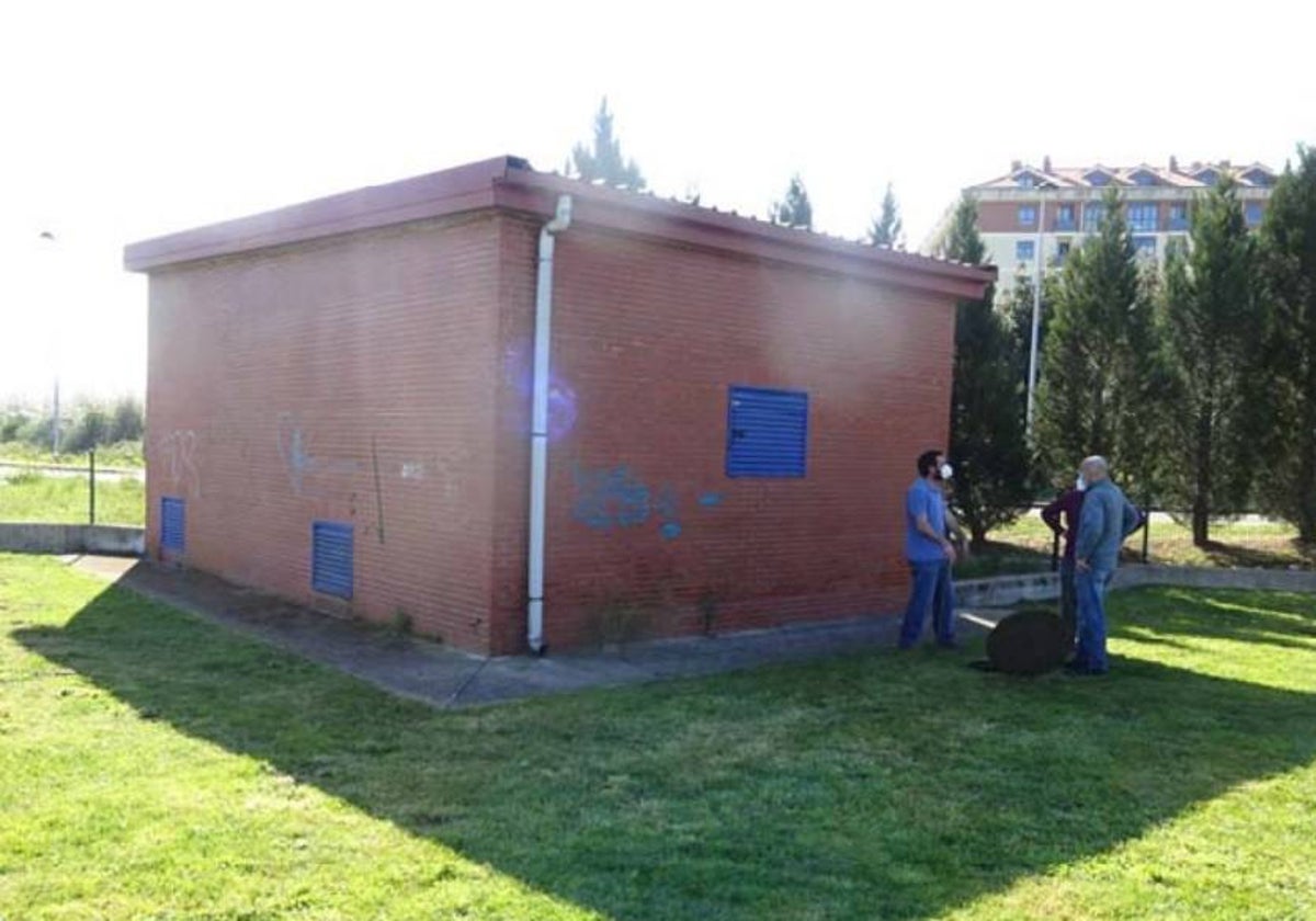 El pozo de bombeo donde se iniciarán las obras de mejora para evitar inundaciones en la calle Julio de Pablo.